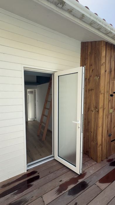 Porte-fenêtre et bardage bois, rénovation de menuiserie