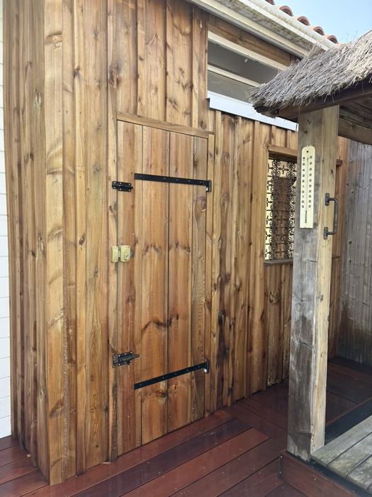 Cabanon en bois avec porte sur mesure