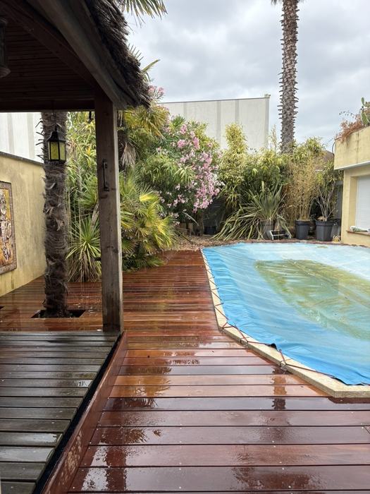 Terrasse en bois exotique autour de la piscine, autre vue