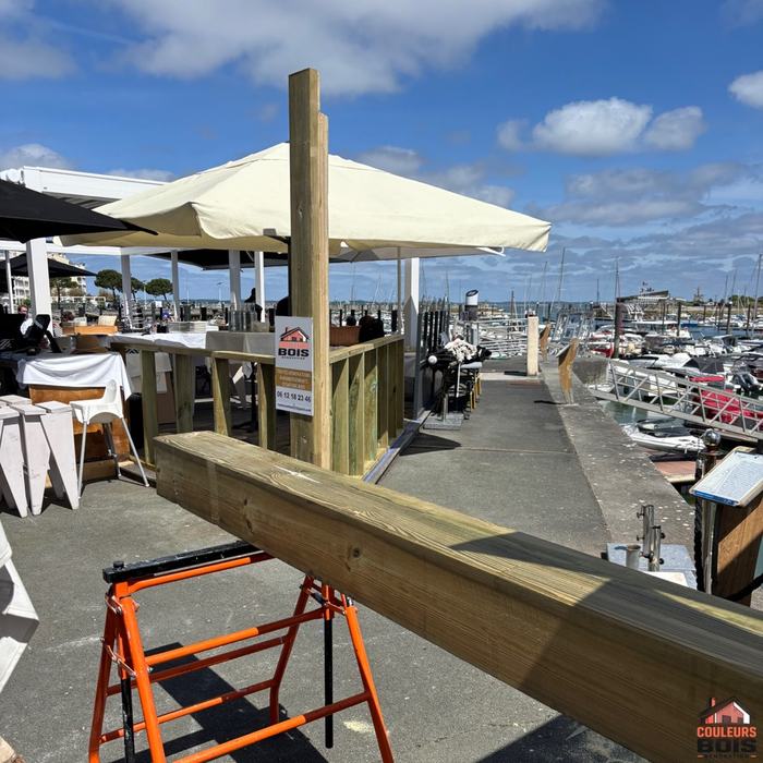 Pose du poteau de structure du bar en bois, port de plaisance