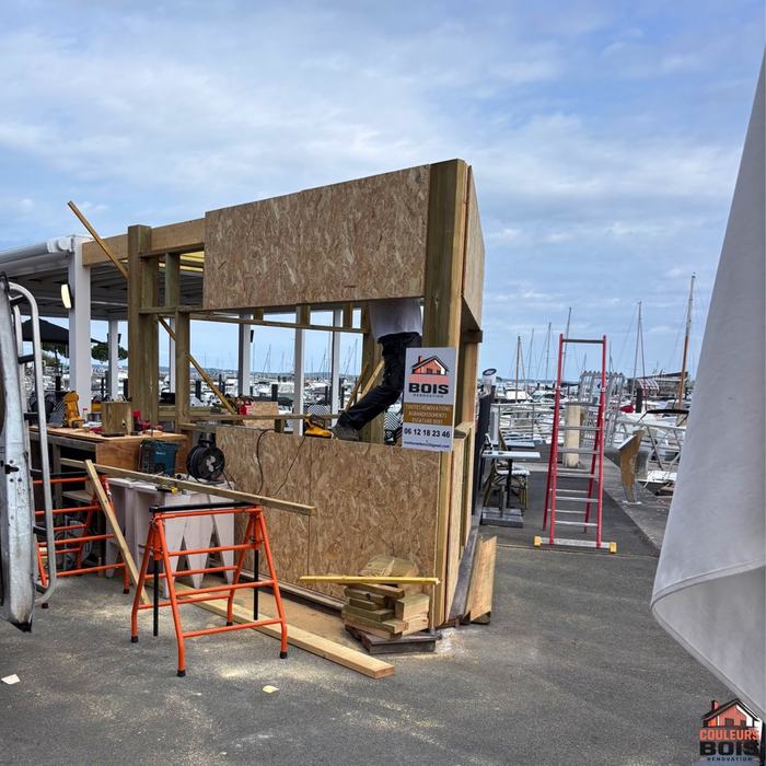 Ossature bois du bar en cours de habillage