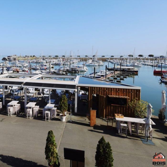Bar en bois construit sur le port de plaisance