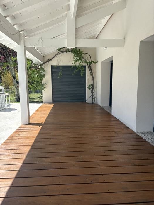 Terrasse en bois saturée, côté garage