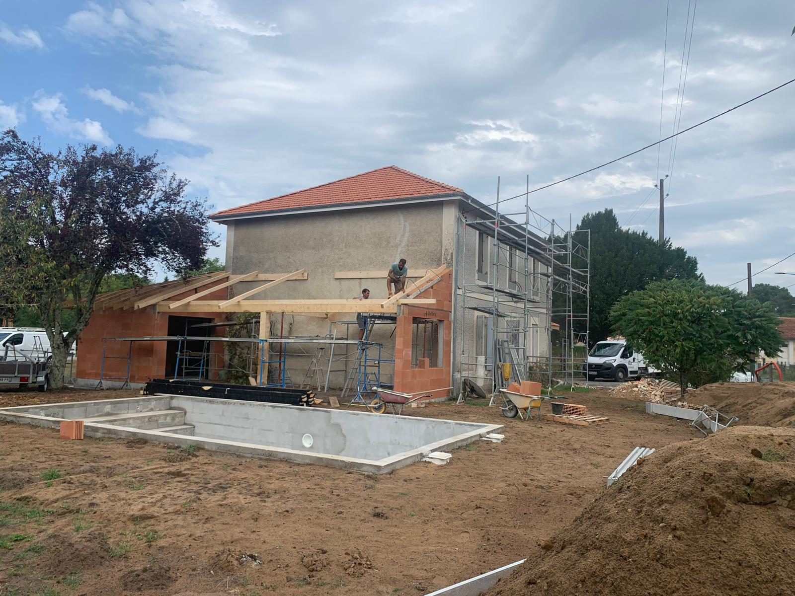 Extension en ossature bois et bassin de la piscine en cours de construction