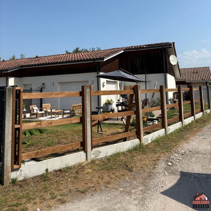 Nouvelle clôture à lisses en cours de pose