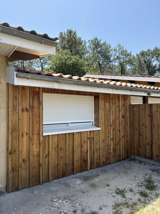 Bardage bois et volet blanc, détail de chantier