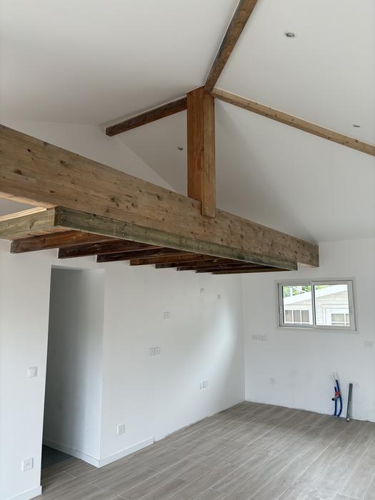 Aménagement intérieur avec charpente bois apparente