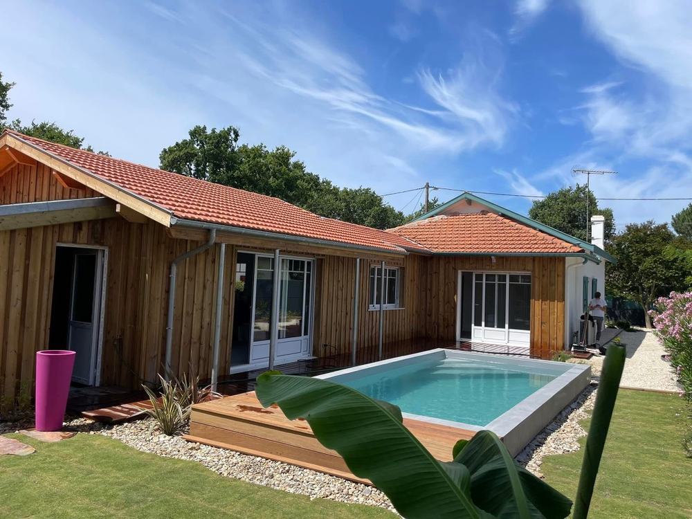 Maison rénovée avec passerelle, agrandissement et piscine, La Hume