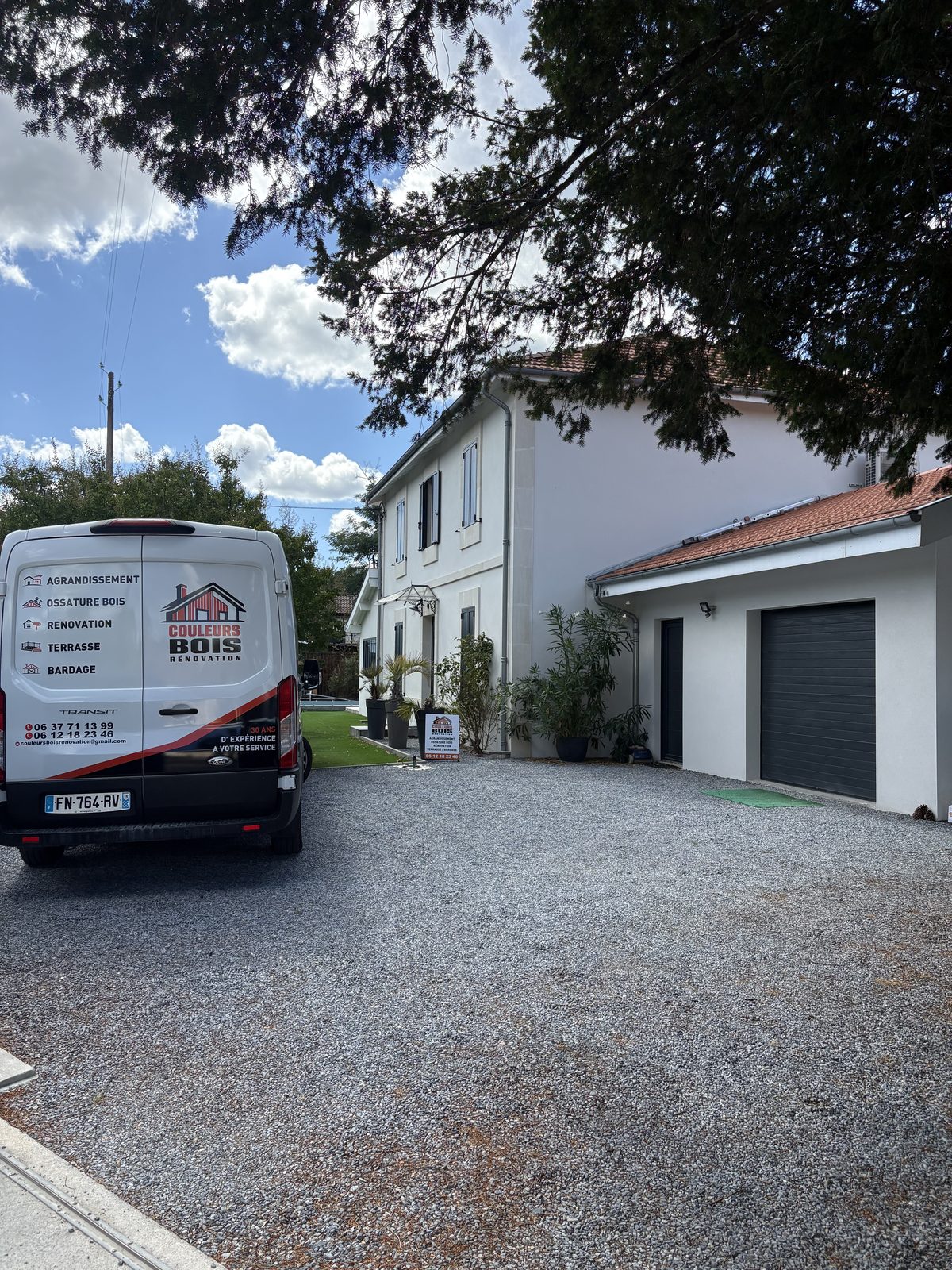 Maison rénovée avec bardage bois, chantier terminé