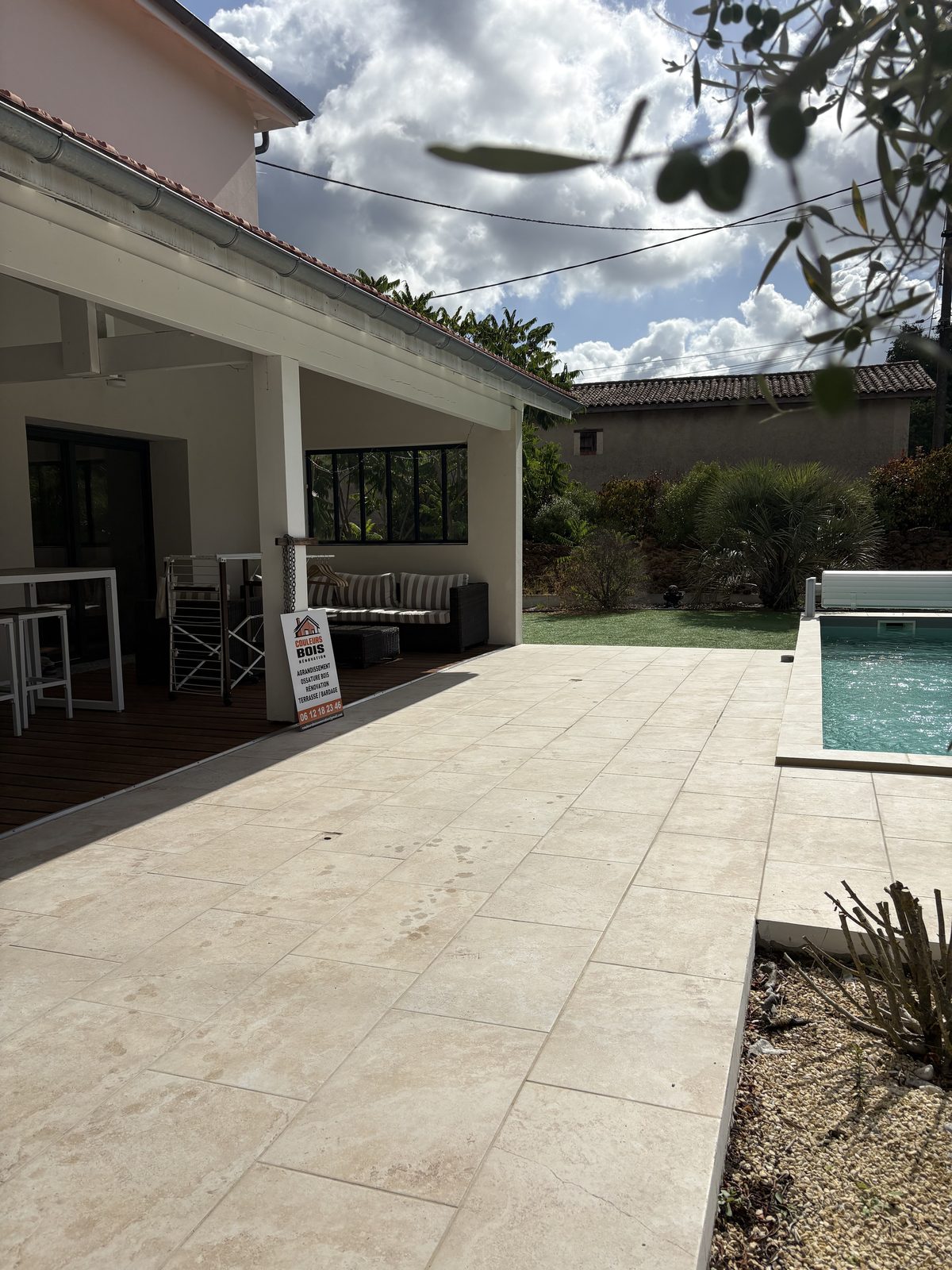 Terrasse et piscine vues depuis le jardin, aménagement extérieur terminé