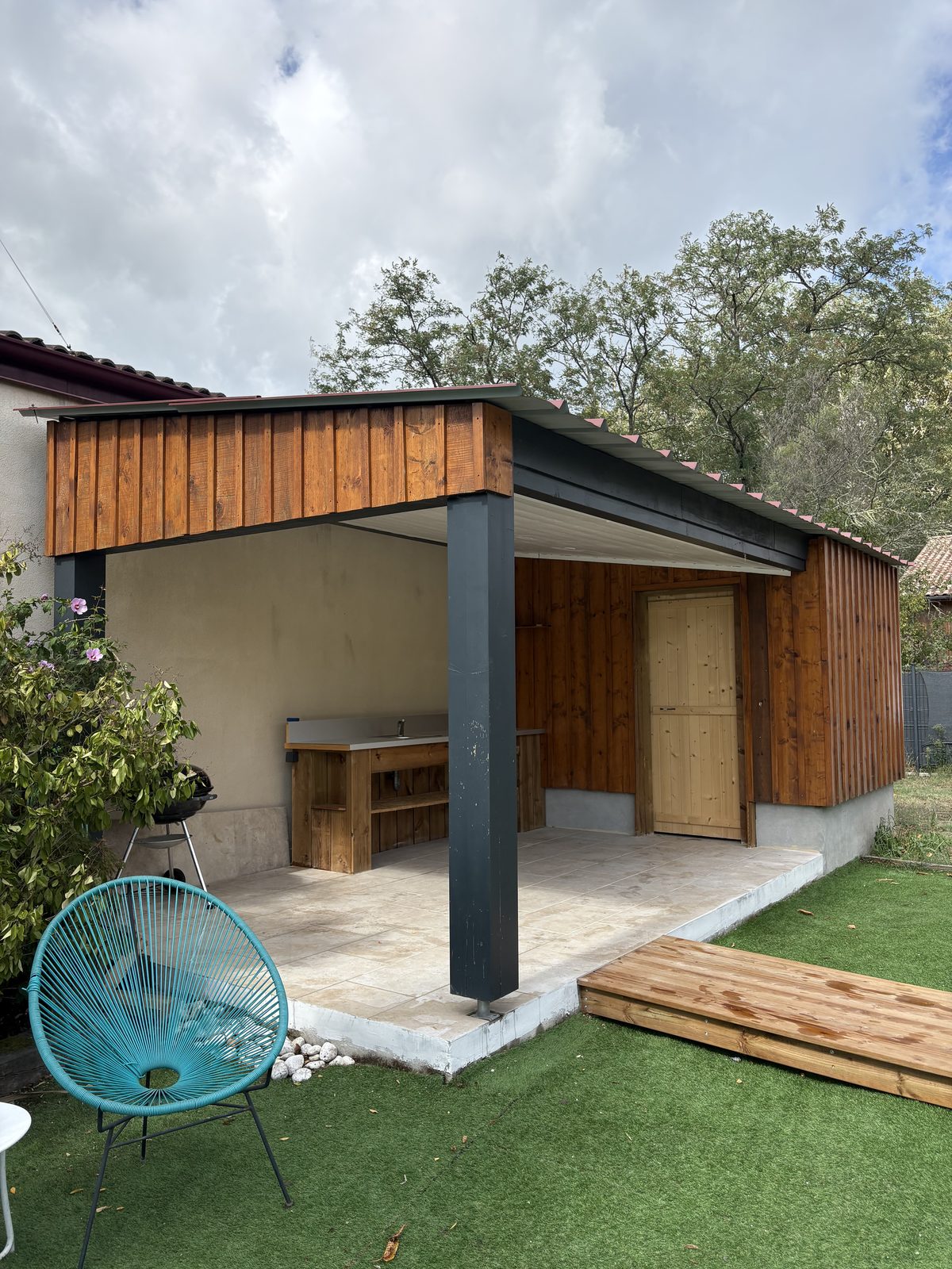 Abri en bois couvert pour le rangement, chantier terminé
