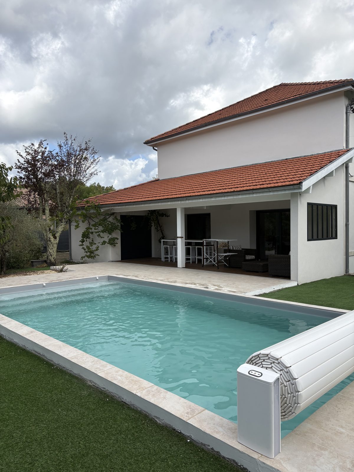 Piscine avec couverture automatique et terrasse bois, chantier terminé