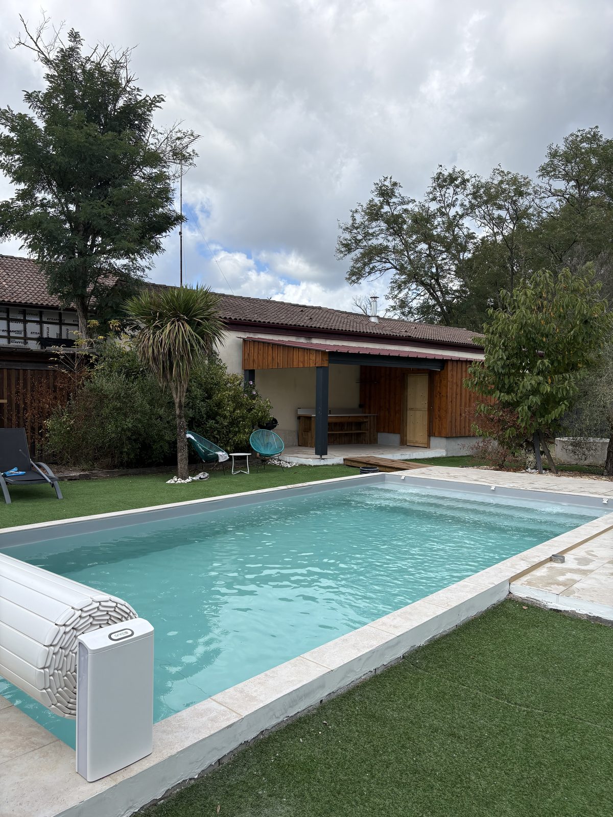 Vue d'ensemble de la piscine et de la structure bois, aménagement extérieur