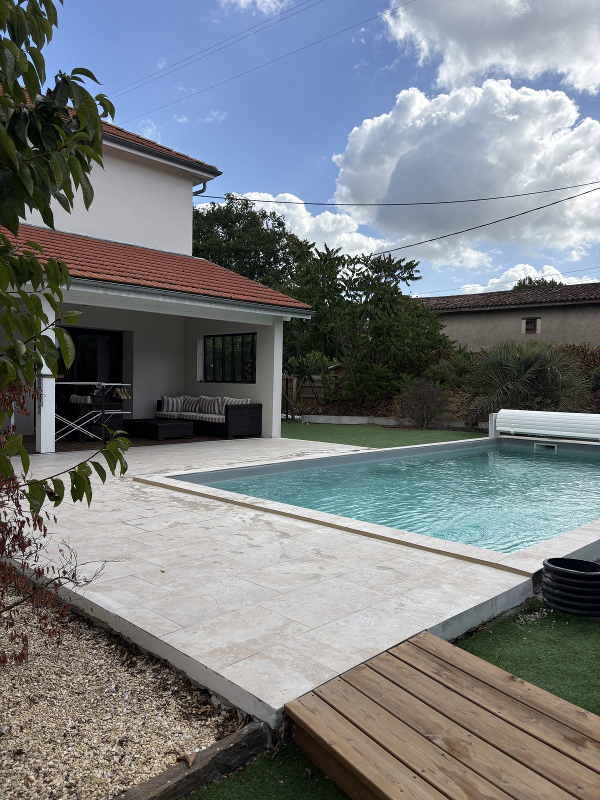 Terrasse bois et piscine, autre angle, chantier terminé