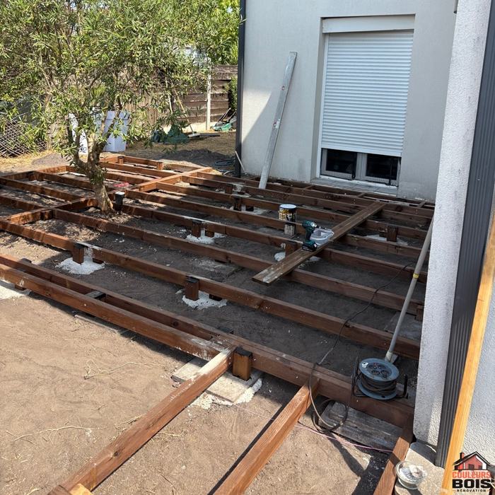 Solives de la nouvelle terrasse bois en cours de pose