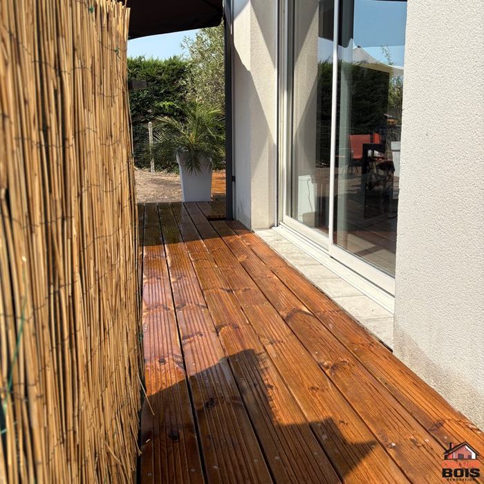 Terrasse bois terminée, passage le long de la façade