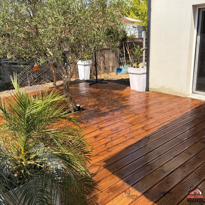 Terrasse bois terminée, vue large avec plantes