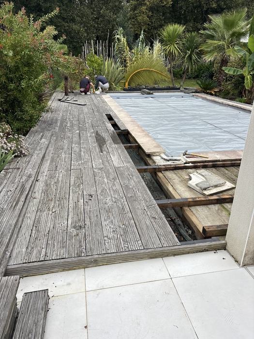 Ancienne terrasse en bois grisée, avant travaux, autour de la piscine