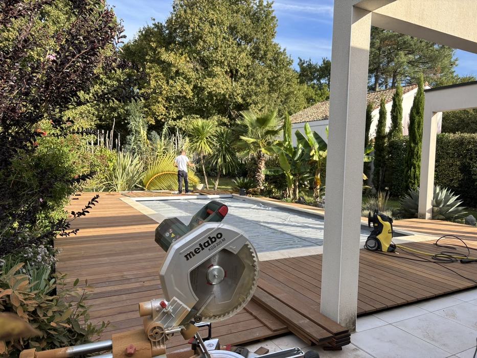 Découpe et pose des lames de la nouvelle terrasse