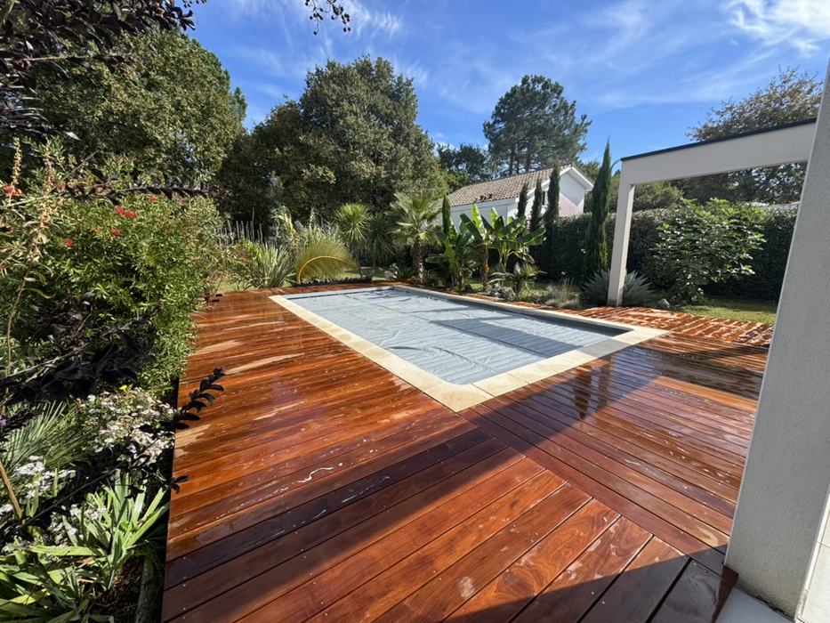 Terrasse en bois exotique refaite autour de la piscine